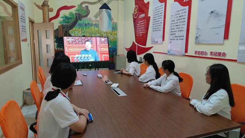 依斯倍組織員工觀看抗戰(zhàn)勝利80周年閱兵儀式 (4)